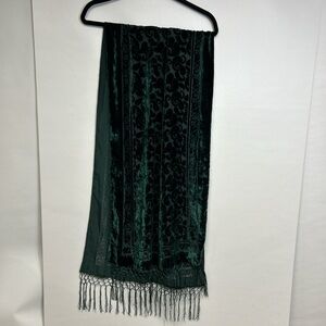 Chic Green Velvet Scarf with Fringe